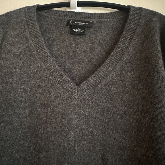C by Bloomingdale's grey v-neck 2-ply cashmere sweater. Good condition. Size XS. - Picture 3 of 9